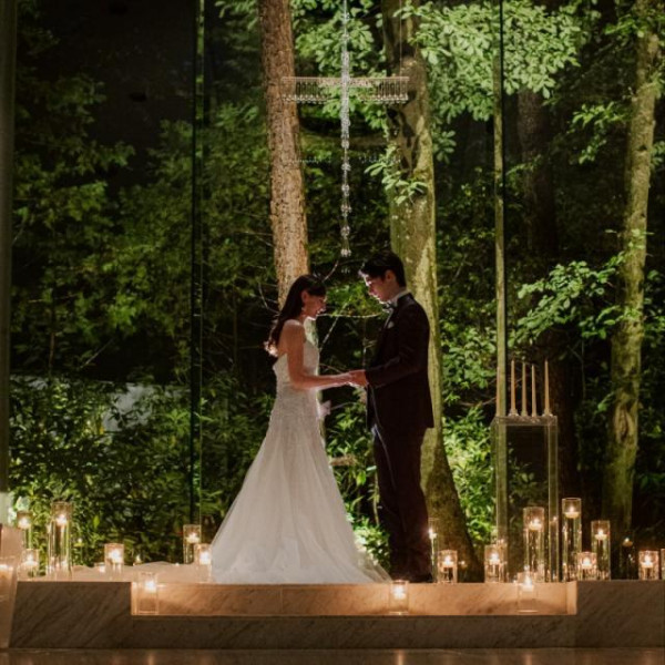 【ナイトウェディング】ライトアップされた森の中の幻想的な挙式