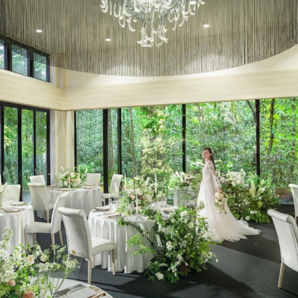 【ムーサイオン】ウッド調のナチュラルな披露宴会場