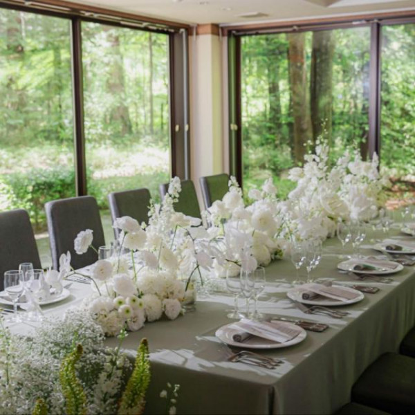 ご会食の会場は緑が広がる開放的なデザイン。