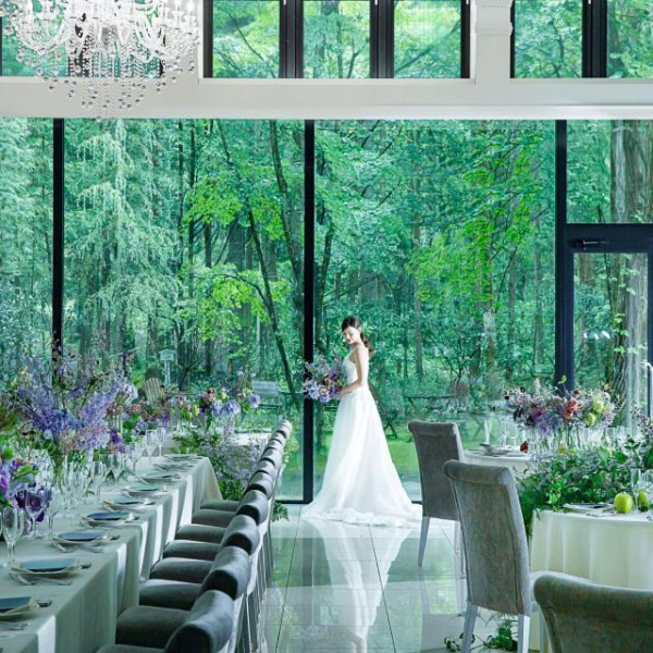 【デビュタントボール】大きな窓からの自然光、軽井沢の森を近くに感じることができるパーティルーム