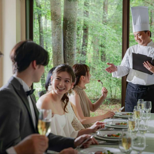 緑の見えるナチュラルなお食事会場でゲストの皆様をおもてなし