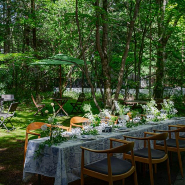 樹齢150年の森を一望しながらゲストの皆様と気の置けないひとときを