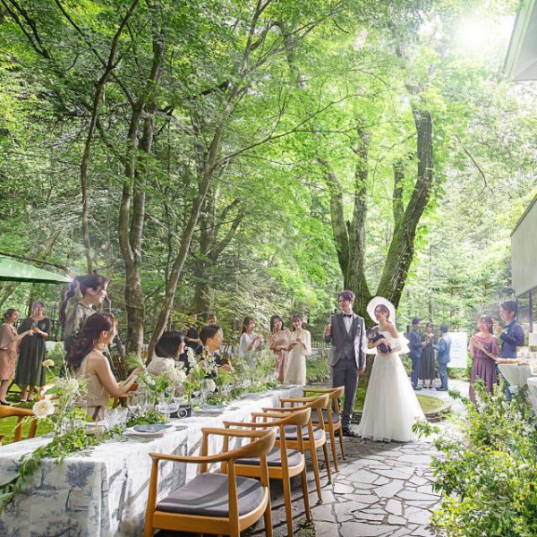 ガーデンパーティーでゲストの皆様と気の置けないひとときを