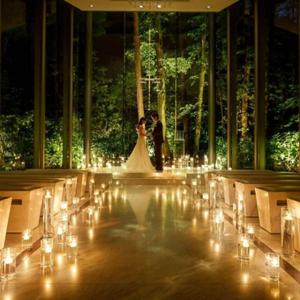 チャペル内で特別感のある写真が残せる