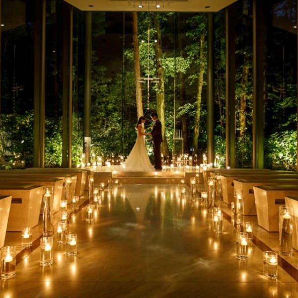 【ナイトウェディング】ライトアップされた森の中の幻想的な挙式