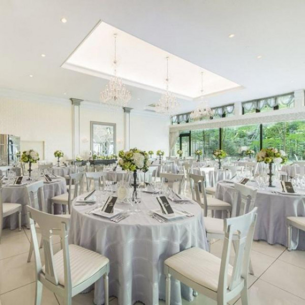 開放感のある会場でゲストとゆったり過ごせる【デビュタントボール】