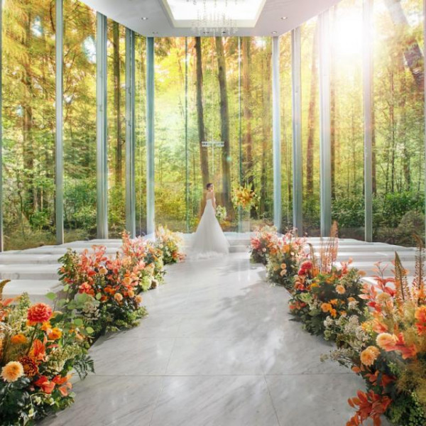 【日本の美しいチャペル100選 連続受賞】緑に囲まれた全面ガラス張りチャペル