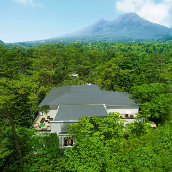 【樹齢150年の美しい森】軽井沢駅より車8分、軽井沢ICより車で15分の好立地とは思えないほど澄んだ空気に満たされ、軽井沢の森にひっそりと佇む「アネーリ軽井沢」|アネーリ軽井沢の写真(1380580)