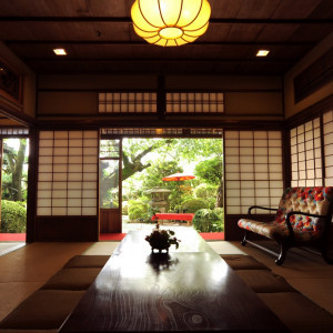 和室の前に広がる日本庭園。その美しい景色を眺めながら、寛ぎのひとときをここで|神戸北野ハンター迎賓館の写真(795802)