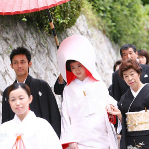 すぐそばには北野天満神社が。神戸の街並が広がる中、母に手を引かれて進む「参進の儀」は素敵な想い出に|神戸北野ハンター迎賓館の写真(748340)