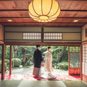 縁側/緑豊かな和庭園がお二人を見守ります|神戸北野ハンター迎賓館の写真(9652928)