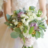 お手元を華やかに演出するブーケ。ご結婚式後は押し花やアートブーケにご用意できます