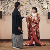 気品漂う和装の美しさ、三々九度や玉串拝礼などひとつひとつの儀式に、日本の美意識が宿る神前挙式をご用意いたします
