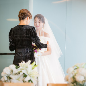 新郎と新しい家庭を築く娘に「幸せになってね」という願いを込めて、身支度を完成|オーベルジュ・ド・リル ナゴヤ(ひらまつウエディング)の写真(43612149)