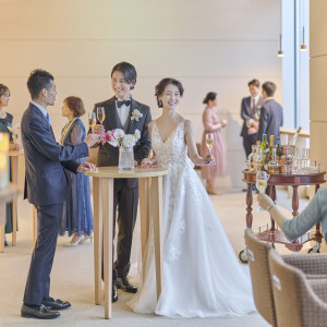 ゲストが来た瞬間おふたりも乾杯♪|オーベルジュ・ド・リル ナゴヤ(ひらまつウエディング)の写真(52788731)