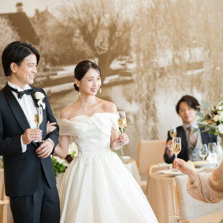 自由に歩き回り、一緒に乾杯をしたり会話を自由に楽しんで