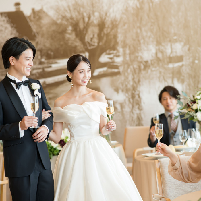 自由に歩き回り、一緒に乾杯をしたり会話を自由に楽しんで