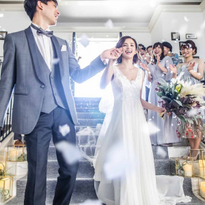 花嫁憧れの階段から登場してゲストをお出迎えして|ベイサイド迎賓館(静岡)の写真(10211002)