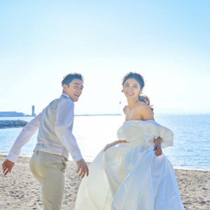 当館は海のすぐそば。当日の装いで海に出かけてフォトシューティングも可能|ベイサイド迎賓館（静岡）/テイクアンドギヴ・ニーズウェディングの写真(51504390)