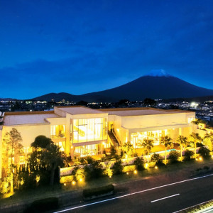 富士山をバックに…光輝く会場|ベイサイド迎賓館(静岡)の写真(1591161)