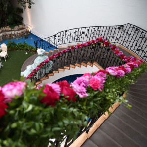 らせん階段に生花をあしらった贅沢なコーディネート|クラブハウスセフィロトの写真(3659804)