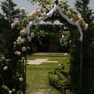 ガーデンの入り口には大輪の薔薇のアーチ|クラブハウスセフィロトの写真(235169)