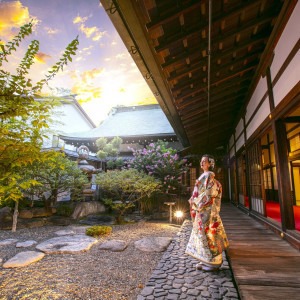 【大阪天満宮の結婚式】美しい琴音に包まれ、家族や友人に見守られる中、厳かな神前式が行われます。四季折々の景色が美しい日本庭園で記念写真もおすすめです|大阪天満宮の写真(36595046)