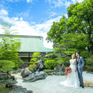 【ドレスも映える自然豊かなお庭】伝統の重みと和の情趣に包まれるかけがえのない一日に|大阪天満宮の写真(36617438)