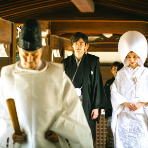 【神前式】家族や友人に見守られる中、厳かに行われる神前式|大阪天満宮の写真(36595276)