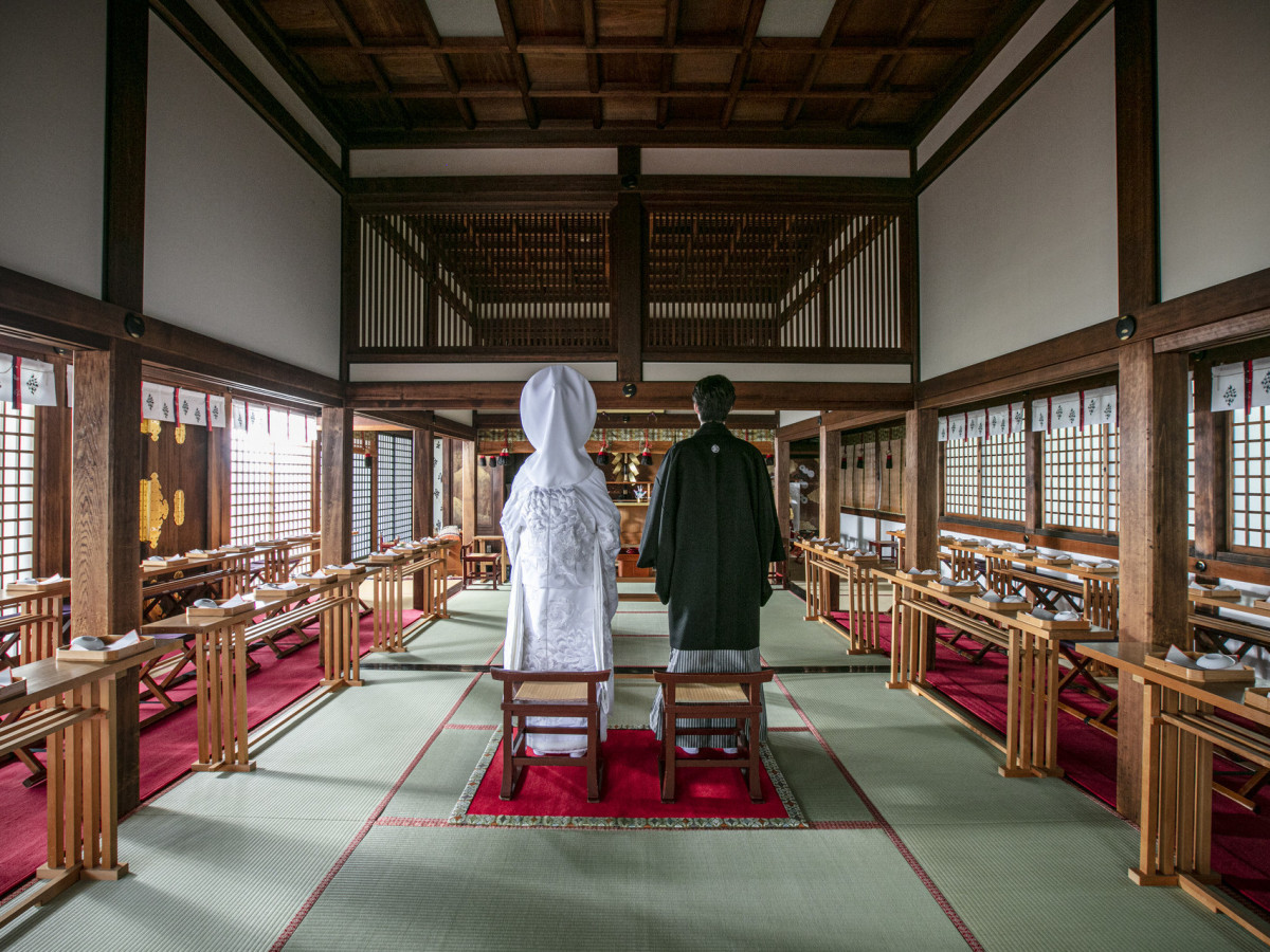 千余年の歴史を刻む古社で
厳かな神前式
その後も二人の人生に寄り添って