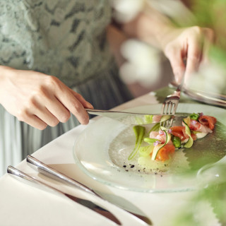 オープンキッチンから出来立ての料理をゲストへお届け。見た目も華やかなフレンチ。