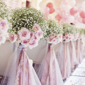 チャペルクリスタルにピンクの装花で彩ればさらにキュートでロマンチックなチャペルに|ラグナスイート名古屋 ホテル＆ウェディングの写真(2465700)