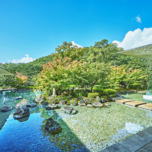 北山の雄大な自然が眼前に迫るガーデンも貸切に|京都 北山モノリス（KYOTO KITAYAMA MONOLITH）の写真(35833393)