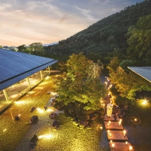 伝統とモダンが融合した世界に沈む夕日も趣深い|京都 北山モノリス（KYOTO KITAYAMA MONOLITH）の写真(37606227)