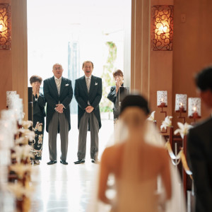 チャペルで親御様とファミリーミート。大切な結婚式だからこそ、一つ一つの時間を丁寧にご案内。|覚王山ル・アンジェ教会の写真(52303919)