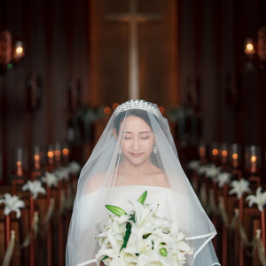 ブラウン調のチャペルが、花嫁姿を美しく彩る|覚王山ル・アンジェ教会の写真(52306207)