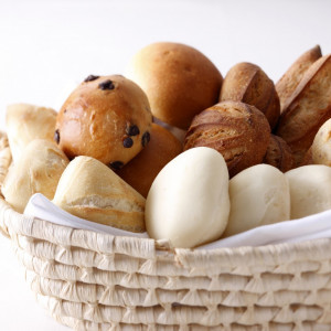 フランスパンで有名なメゾンカイザーのパンを焼きたてでゲストへお届けします|覚王山ル・アンジェ教会の写真(1000333)