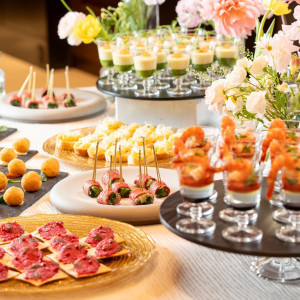 カナッペなどの軽食を食べながら、ゲストと会話・写真を愉しむ時間をご提案|覚王山ル・アンジェ教会の写真(52305654)