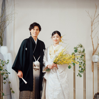 衣裳は全国トップクラスの品ぞろえのTAKAMI BRIDAL でお選び頂けます。