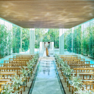 【ヴィクトリアハウス/チャペル】柔らかな木漏れ日や水のせせらぎ|アーヴェリール迎賓館(高松)/テイクアンドギヴ・ニーズウェディングの写真(57161225)