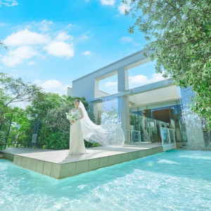 水が包み込み幻想的な雰囲気に|アーヴェリール迎賓館（高松）/テイクアンドギヴ・ニーズウェディングの写真(57165516)