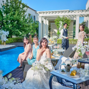 プールサイドでテーブルを囲んでリゾート気分を満喫して|アーヴェリール迎賓館(高松)/テイクアンドギヴ・ニーズウェディングの写真(57162892)