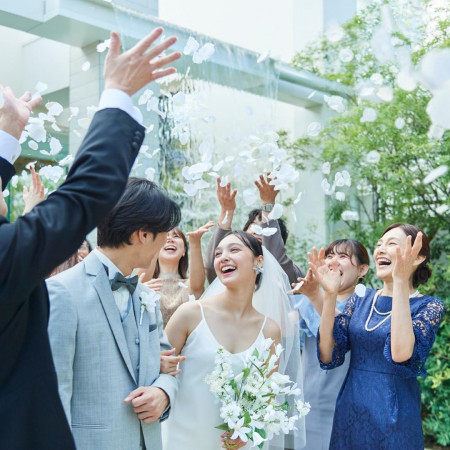 ゲストから祝福のフラワーシャワー