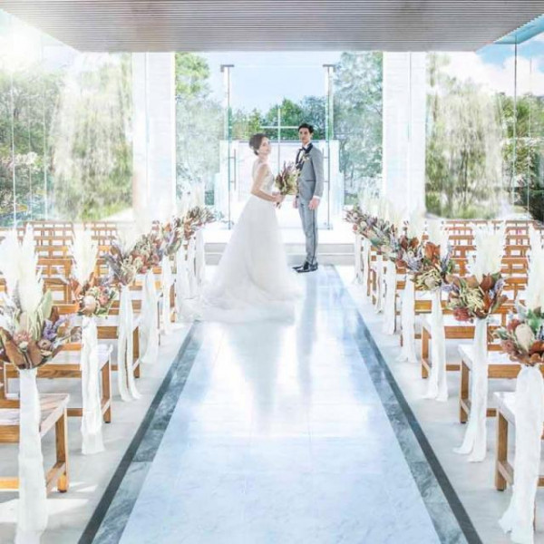 自然が織りなすロマンティックなチャペル