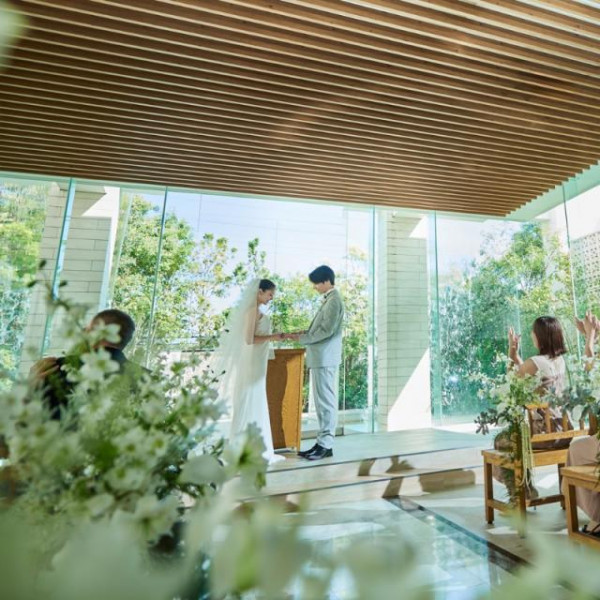 自然が織りなすロマンティックなチャペル