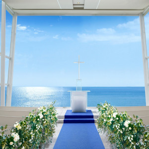 湘南の海へと続くバージンロードに青いアイルランナーも人気|茅ヶ崎迎賓館の写真(8554181)