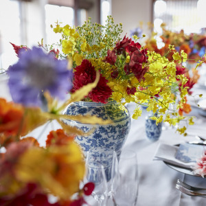 オリエンタルな花器シノワズリと色とりどりの装花で華やかに|名古屋 河文の写真(33782949)