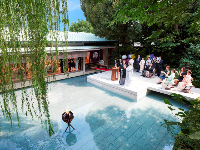 日本庭園に囲まれた石舞台と披露宴会場。自然豊かな非日常の世界