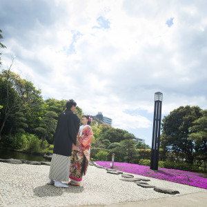季節の花々や緑に囲まれて お好きな場所での和装のロケーション撮影|ウエディングヒル東京ベイ幕張の写真(6017307)