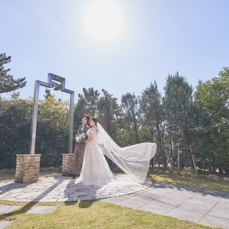 挙式後はカリヨンが鳴り響くガーデンで、フラワーシャワーやバルーンリリースを